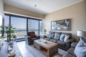 HiGuests - Spacious 2BR Apartment in Goldcrest Views 1, Dubai